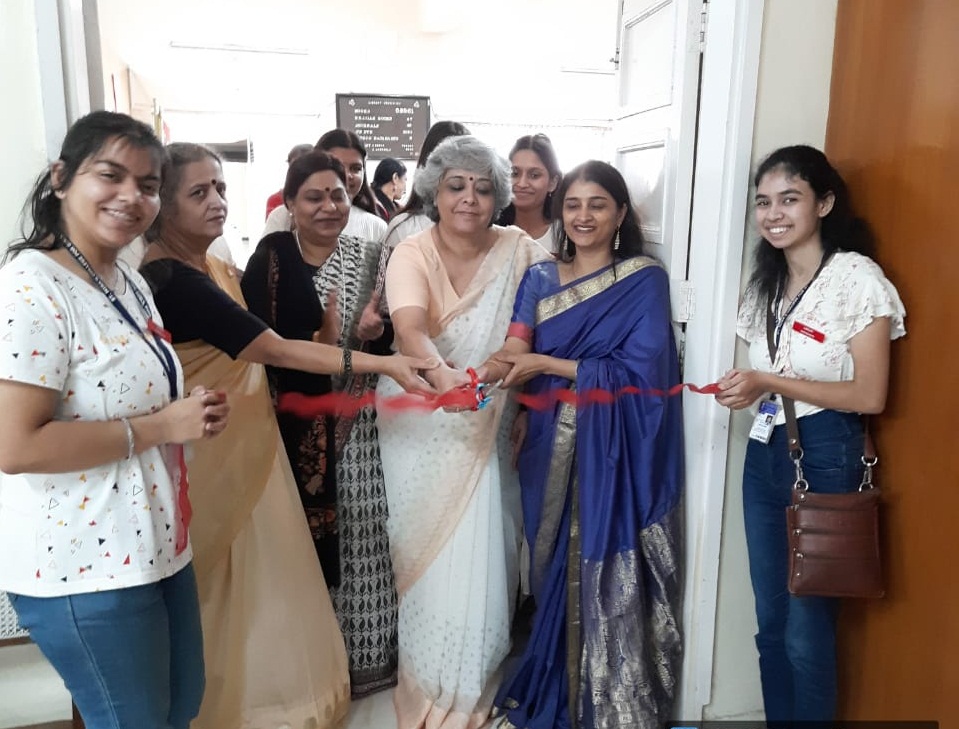 1Our Vice Principal-Dr Shalini Iyer Inagurating the Book Exhibition_w  